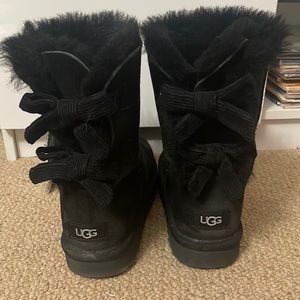 Black ribbon uggs